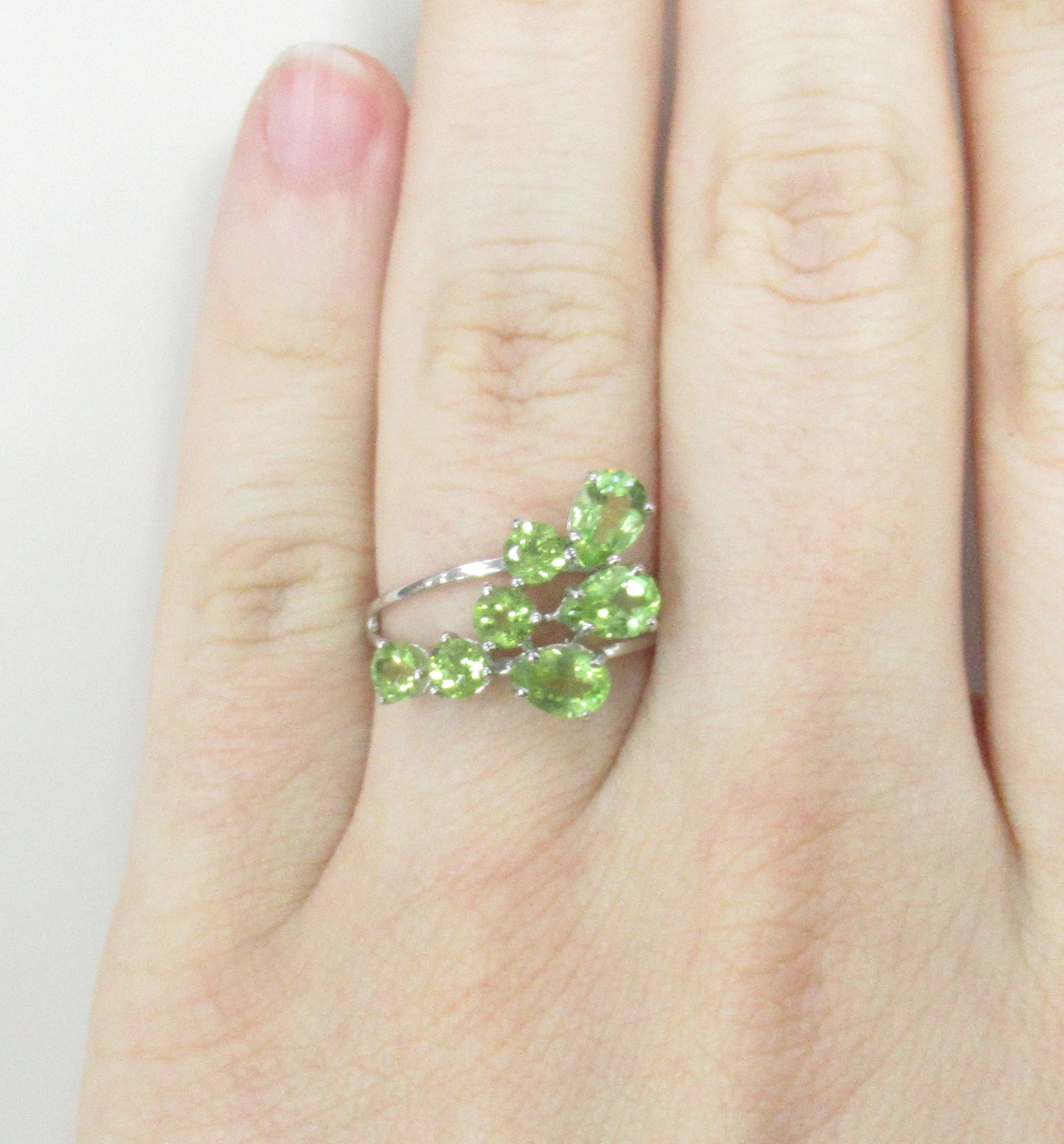 Серебряное кольцо 925 пробы; вставки 7 Хризолит;